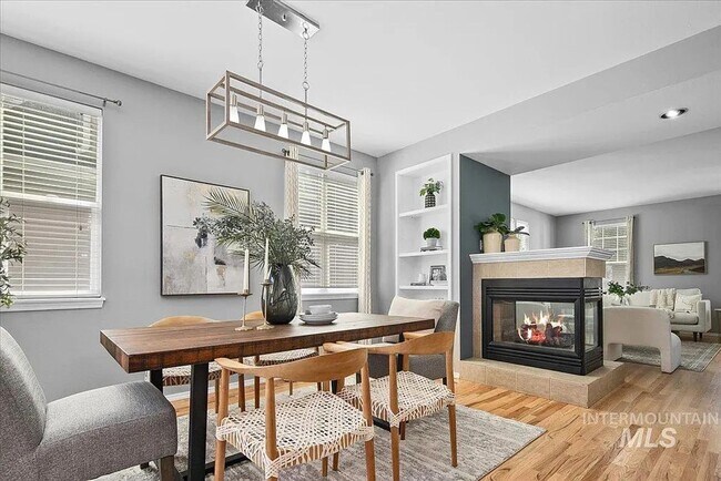 Building Photo - Charming 3 bedroom 2.5 bathroom in Desirable Area!