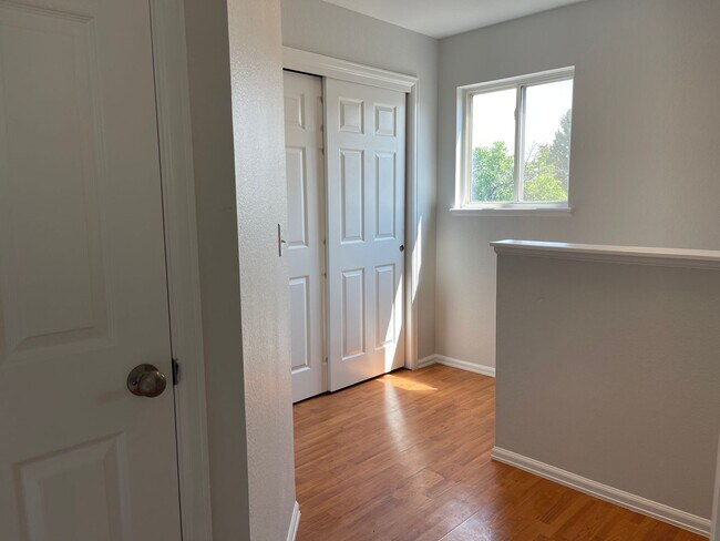 Building Photo - Duplex with 5 Bedroom & 4 Baths