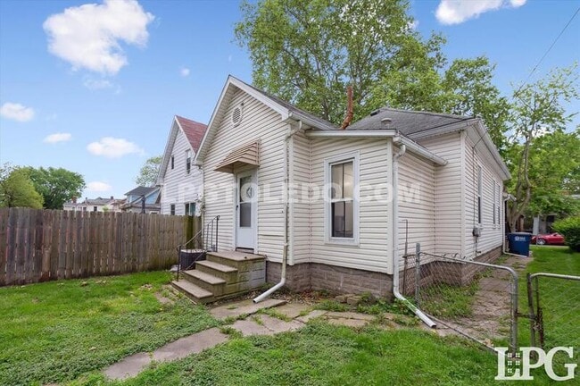 Building Photo - 1217 Mason St
