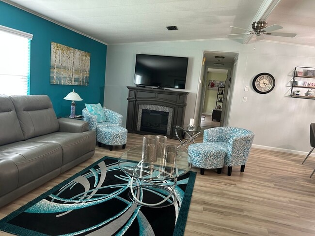 Building Photo - Stunning Move-in Ready 2 Bedrooms 2  bathr...