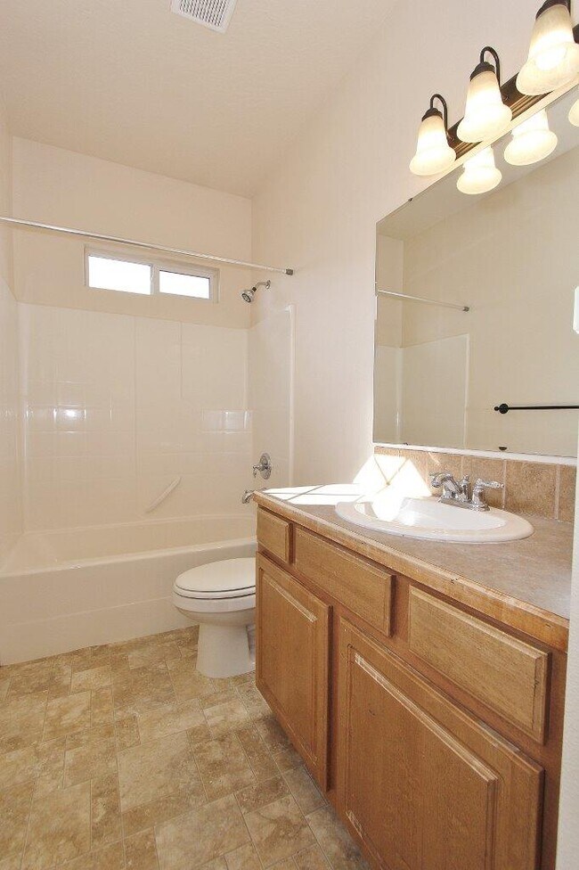 Building Photo - 2122 W Pine Ave