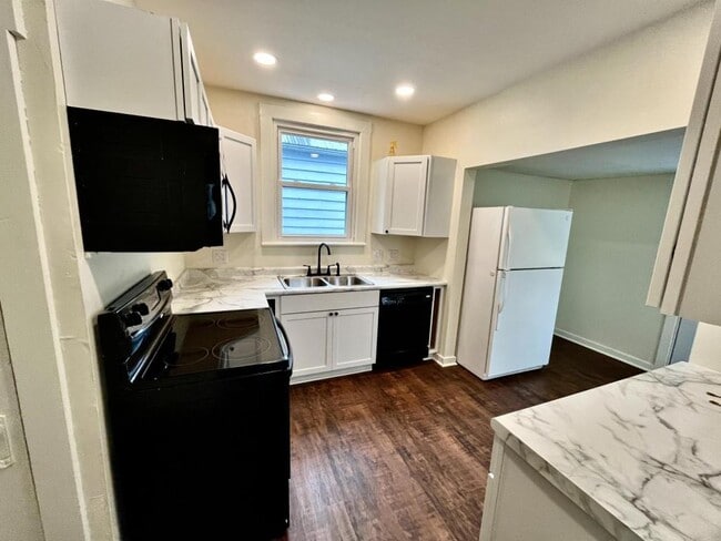 Building Photo - 604 N Park St