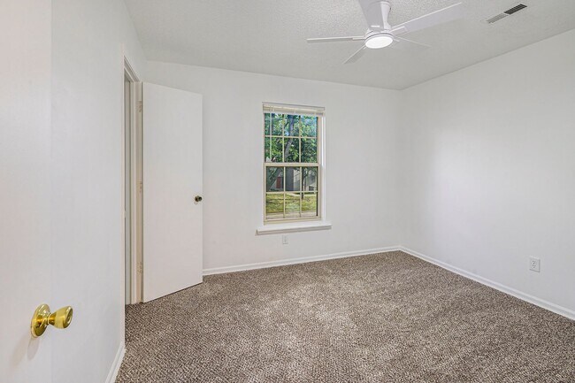 Building Photo - Charming 2BR/1BA Home - Look & Lease Special — Take ?500 off your first month’s rent!