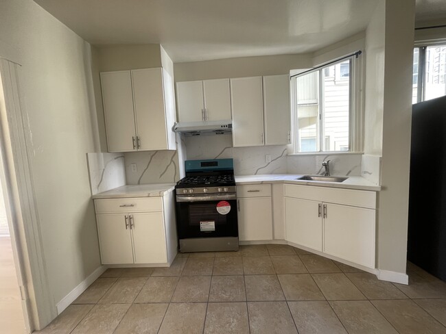 Building Photo - 1br - Large Remodeled 1bed W/Large Closet/...