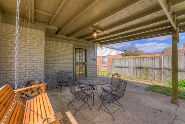 Building Photo - Colonial Acres East Memphis cutie! 3 bedrooms and tons of updates! Appliances included.