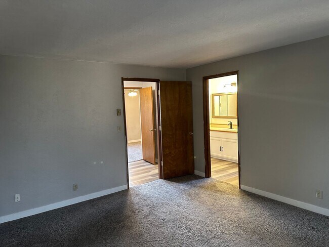 Building Photo - Updated 3 bedroom 1.5 bath house in Eugene!