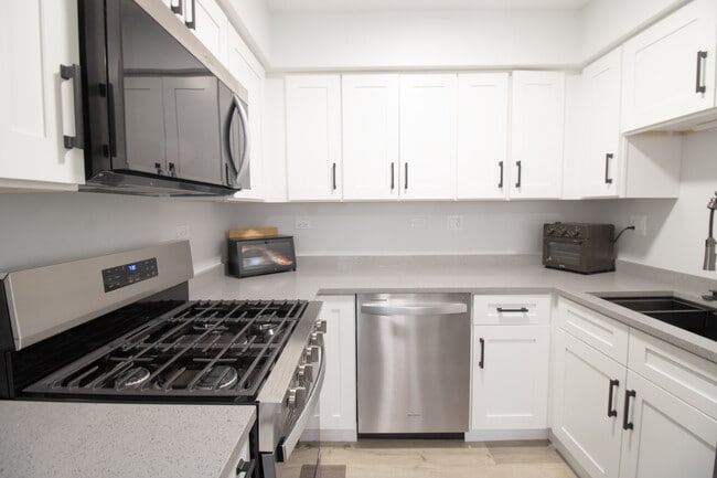 Building Photo - 1843 W White Oak St