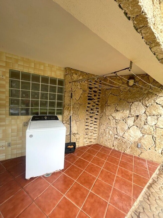 Building Photo - Gorgeous 2 Bedroom / 1 Bath in Waikane