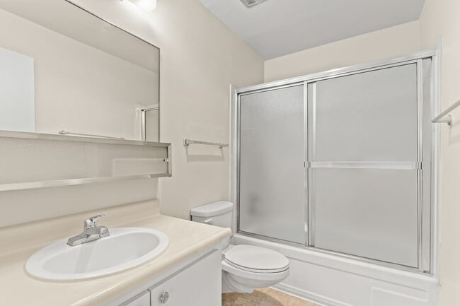 Building Photo - Utilities Included! Large 2-Bedroom in Hayward with On-Site Laundry & Parking