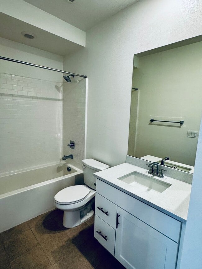 Building Photo - Gorgeous Three Bedroom Townhome For Rent in Gardena!