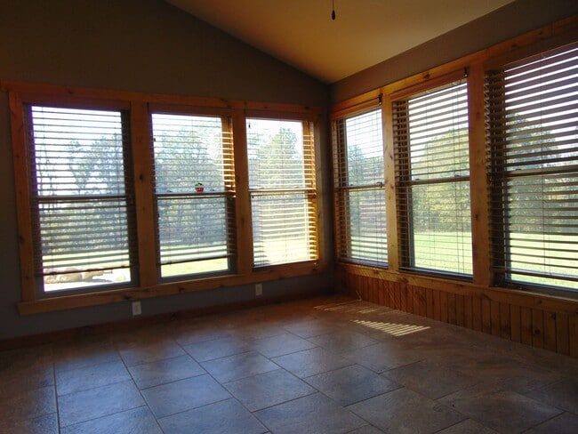 Building Photo - Majestic 3 Bed Mid MO Ranch!