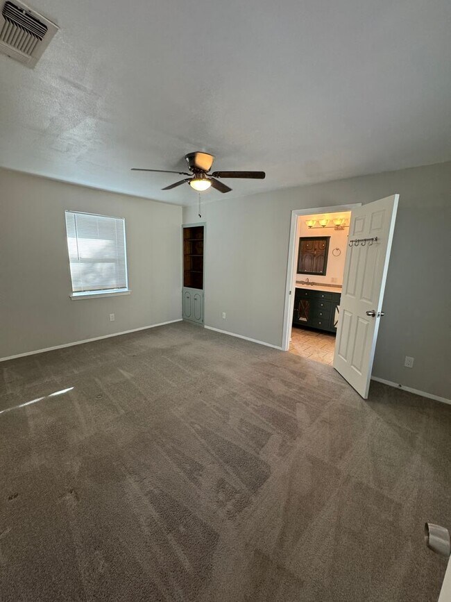 Building Photo - Spacious 3 Bdrm 2 Bath with Extra Living Space