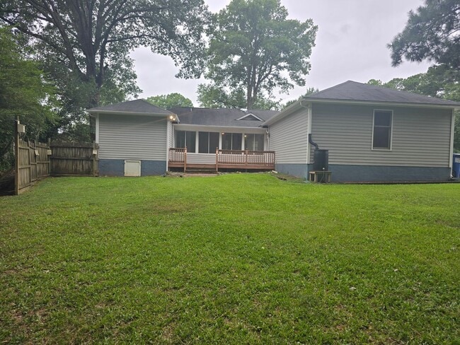 Building Photo - Quiet Neighborhood- Large Lot- Shed- Enclosed Sunroom! Community Pool & Tennis Courts!