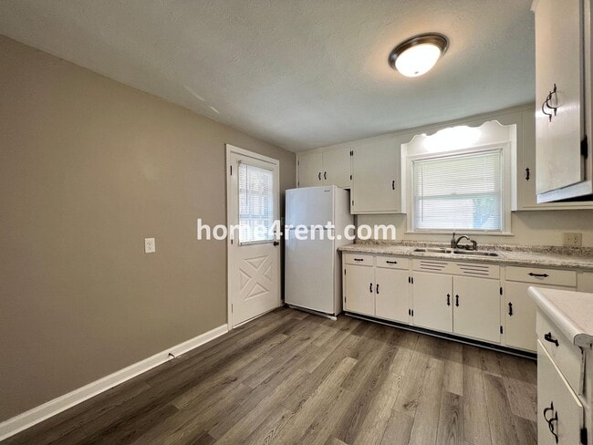 Building Photo - Cozy Ranch Style Home in KCMO w/ Wood Floors and a Fenced in Yard!