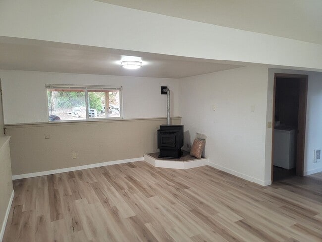 Building Photo - 4-Bedroom 2 Full Bath Home In The Valley -...
