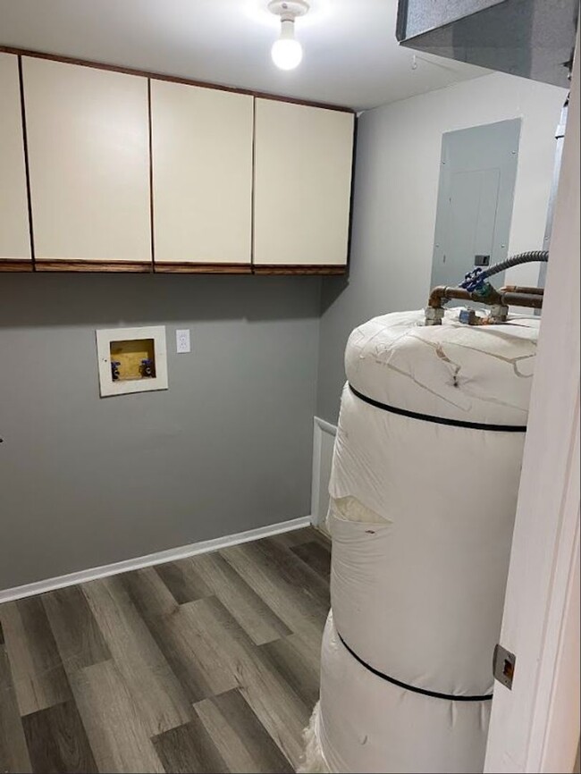 Building Photo - Renovated townhome! 3 beds, 2 baths, best ...