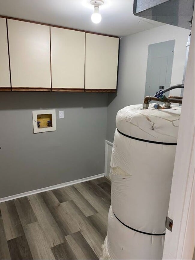 Building Photo - Renovated townhome! 3 beds, 2 baths, with ...