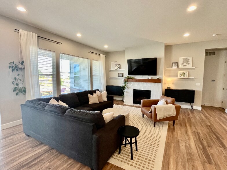 Building Photo - 11181 Sweet Cicely Dr