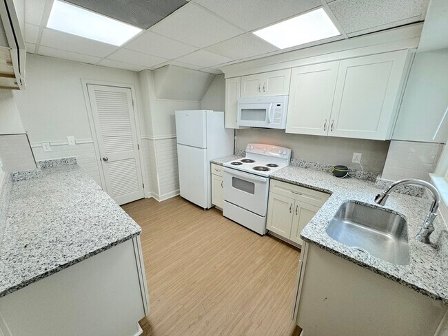 Building Photo - COME MEET YOUR NEW HOME! 2 BEDROOM APARTMENT IN PORTSMOUTH FOR RENT