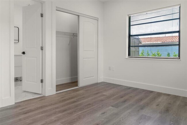 Building Photo - 2724 SW 34th Ct