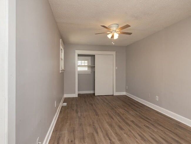 Building Photo - Newly renovated! 3 bedroom 1 bath with sin...