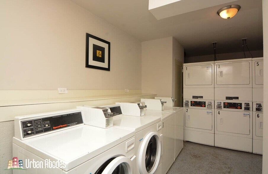 Building Photo - 818 W Lakeside Pl