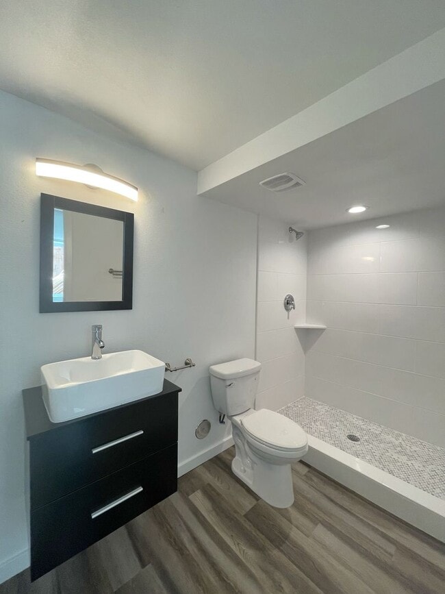 Building Photo - Fully Renovated MidTown Duplex with Parking!
