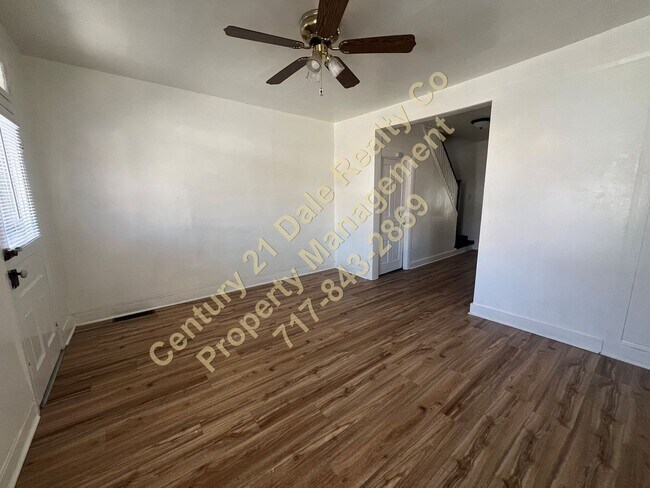 Building Photo - Beautifully redone 3 BR, 1 Bath Townhouse in York Suburban Schools