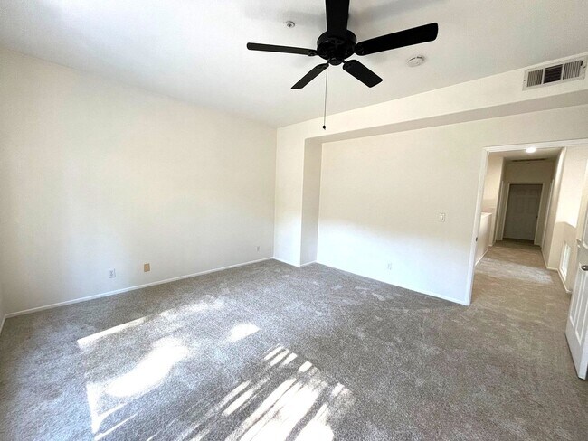 Building Photo - ***SPACIOUS 4 BEDROOM | 3 BATH TOWNHOUSE W...