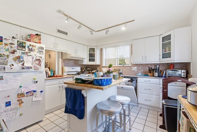 Building Photo - 5 Meadowbrook Rd