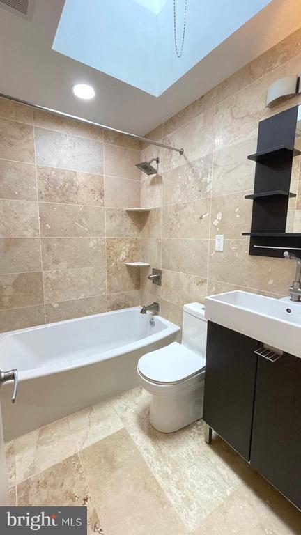 Building Photo - 324 Avon St