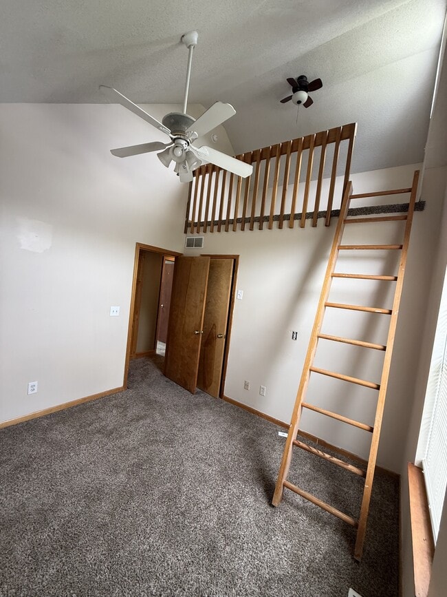 Building Photo - 822 SW Montana Ridge Dr