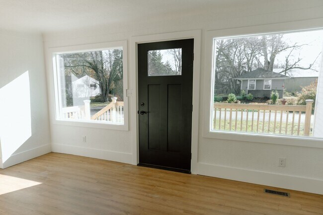 Building Photo - 114 Baker St