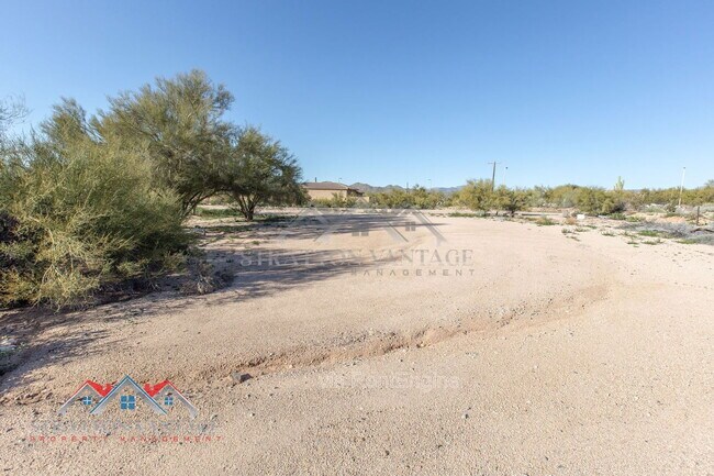 Building Photo - 4728 E Ron Rico Rd