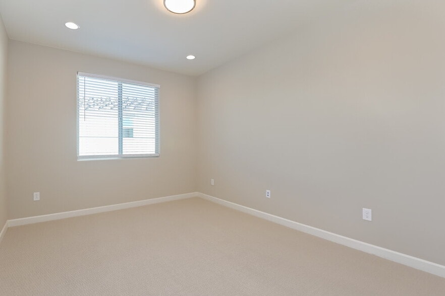 Building Photo - 13854 E Red Oaks Dr