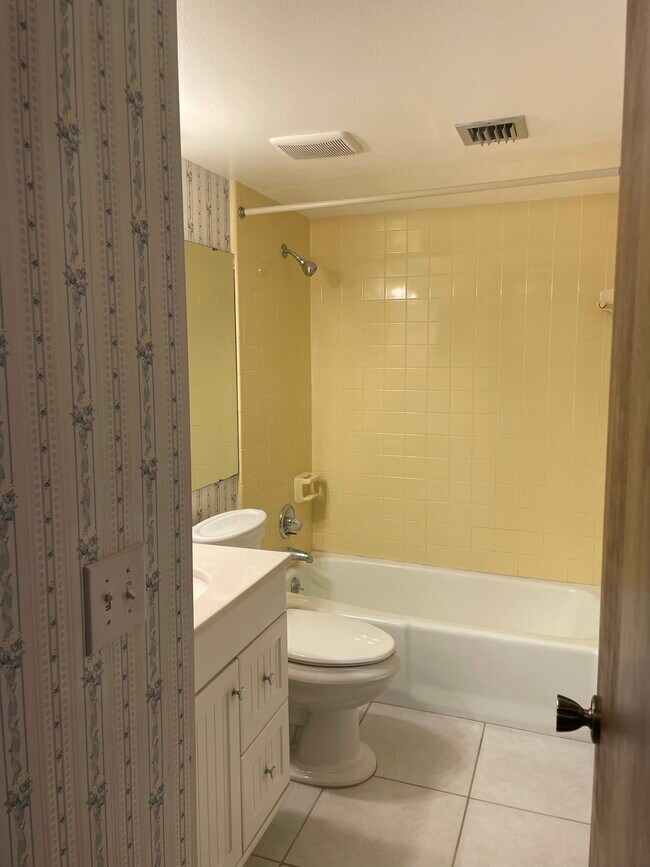 Building Photo - 1375 Cameron Ave