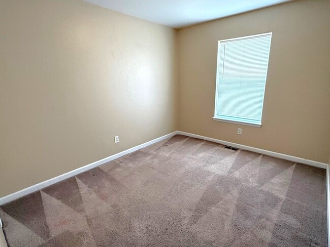 Building Photo - 3 bedroom, 2 bath home with double garage