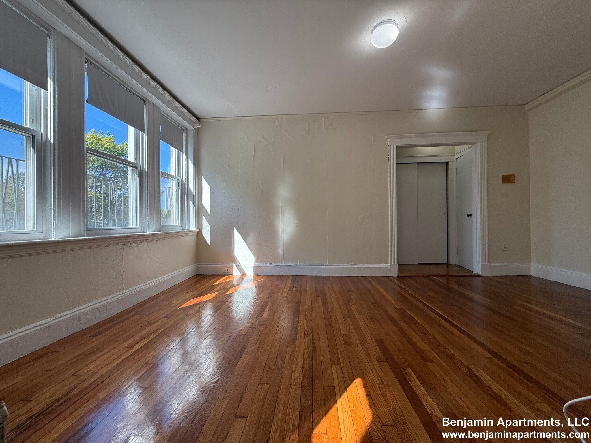 Building Photo - 165 Park Dr