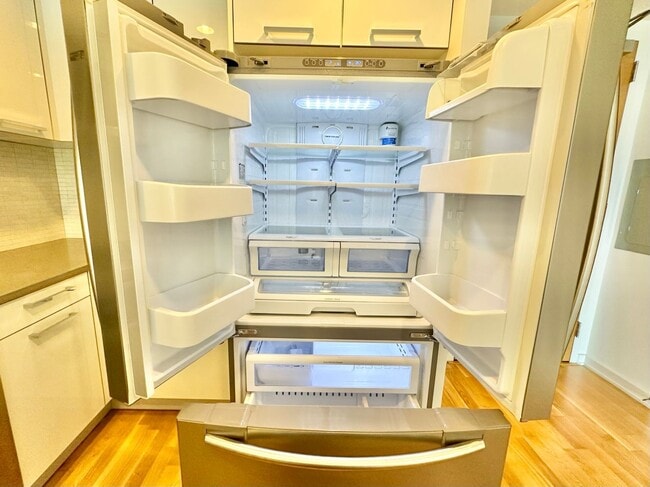 Building Photo - EPIC REA: GORGEOUS 1BD/ 1BA Condo w/ Amazing Views & Fabulous Rooftop