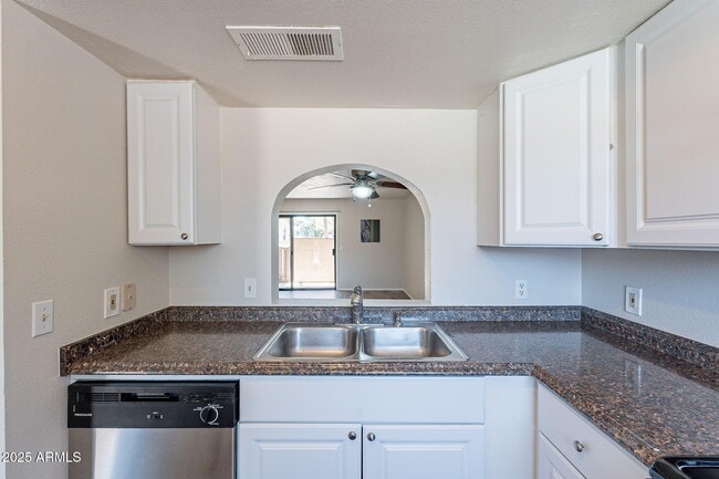 Building Photo - 1319 S Hardy Dr
