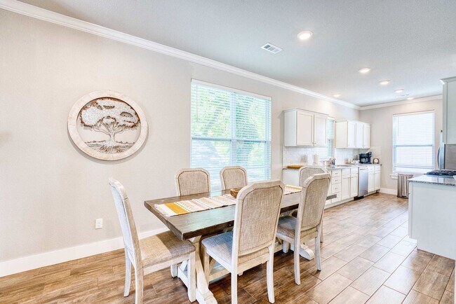 Building Photo - 909 W Eagle St