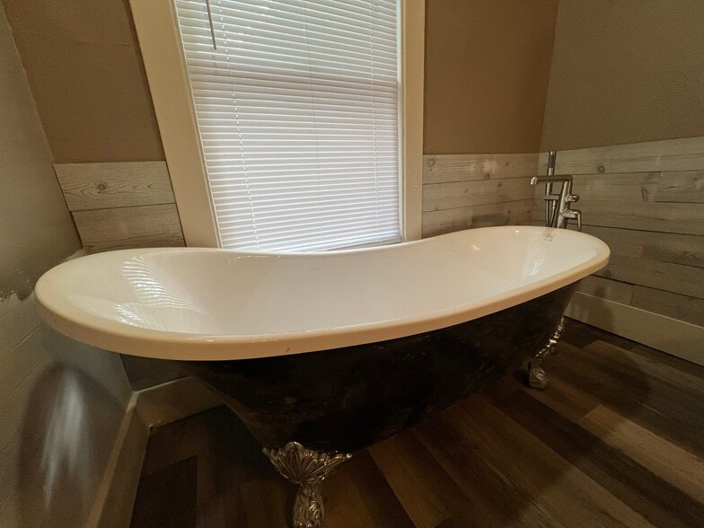 Building Photo - 610 W Armstrong Ave