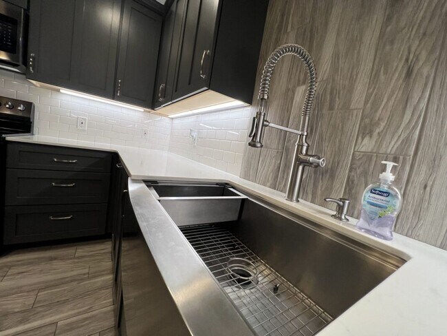 Building Photo - Fully Renovated 3 Bedroom Apartment in Pri...