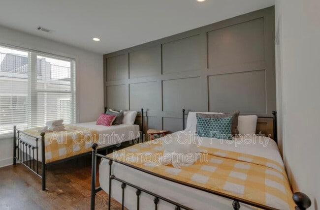 Building Photo - 3009 Delaware Ave