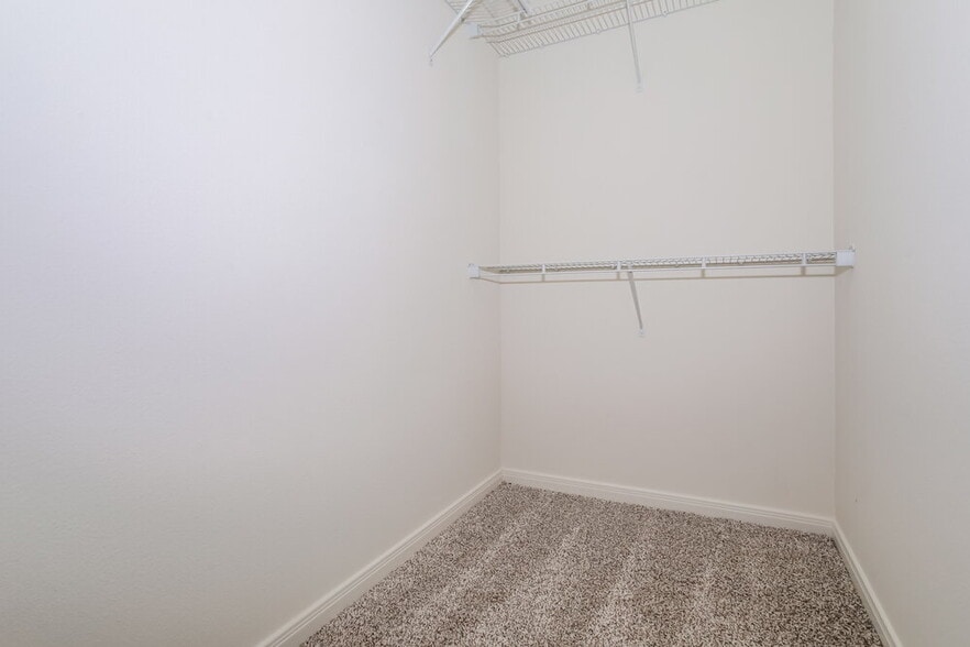 Building Photo - 220 Marsh Ln