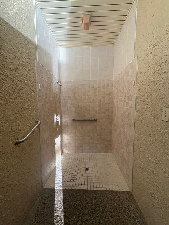 Building Photo - 4008 Oakview Dr