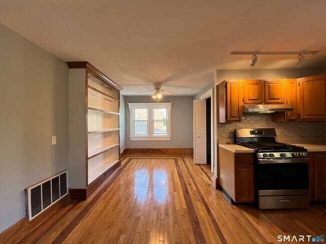 Building Photo - 553 Townsend Ave