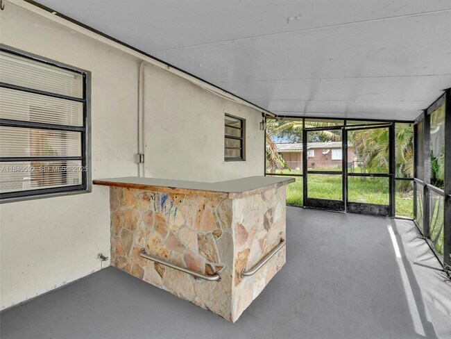 Building Photo - 5611 SW 37th St