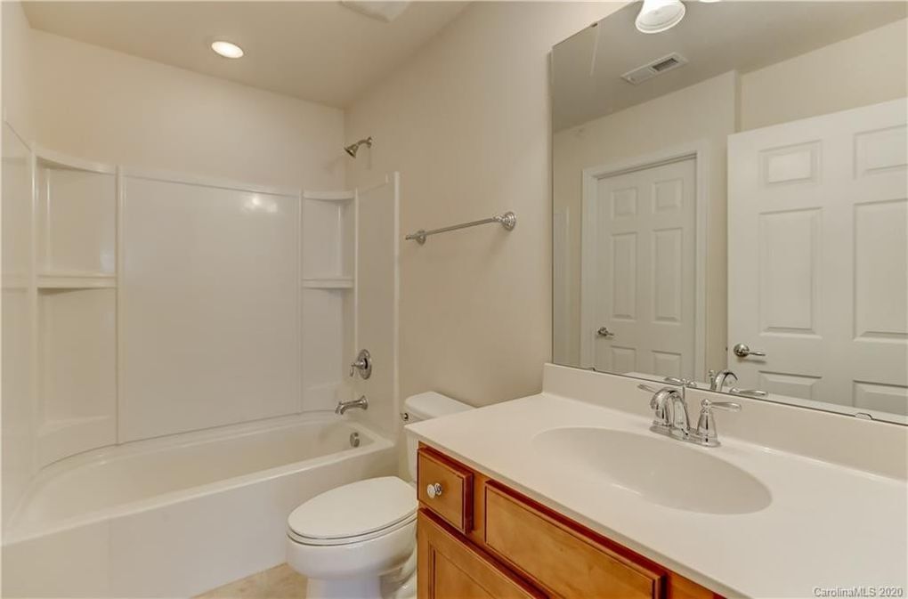 Guest full bath - 8118 Crater Lake Dr