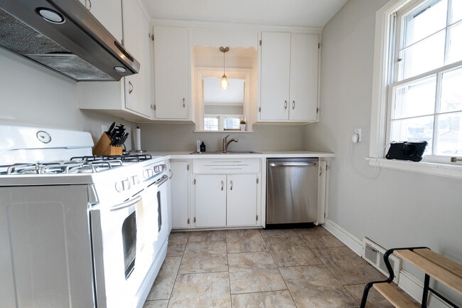 Building Photo - 3957 Ewing Ave S